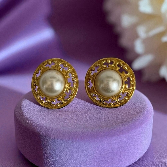 Vintage Ornate Gold-Tone and White Faux Pearl Statement Clip-On Earrings NWOT - Picture 1 of 3